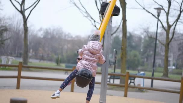 Toulouse Frankrike Circa Januari 2020 Barn Leker Lekplatsen Med Jättesåg — Stockvideo