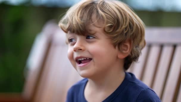 Porträtt Lycklig Liten Pojke Små Barn Ansikte Närbild Skrattar Och — Stockvideo