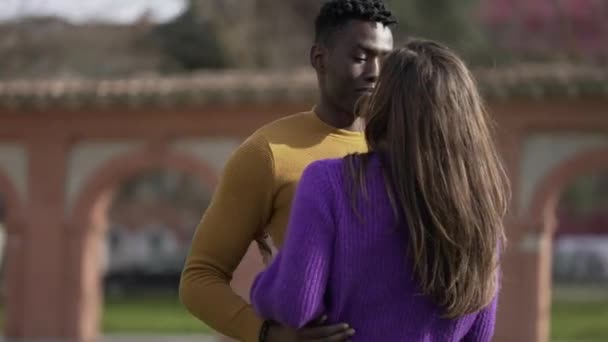 Beso Abrazo Interracial Hombre Negro Con Novia Besándose Abrazándose Amor — Vídeo de stock