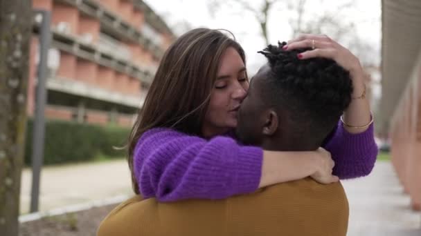 Milenci Mezi Rasami Mladý Milennial Přítelkyně Přítel Kiss — Stock video