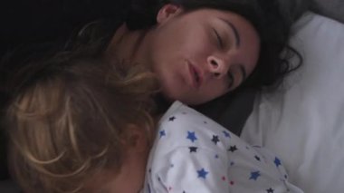 Anne ve küçük çocuk sabahları yatakta beraberler.