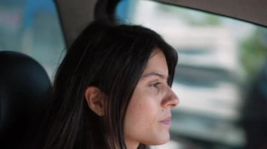 Araba kullanan kişi. Şehir yolunda kadın sürücünün yüzü. Kadın profili otomobil aracının içinde ilerliyor