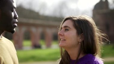 Irklar arası çift dışarıda öpüşüyor ve birbirlerine sarılıyorlar. Siyah adam ve beyaz kız kucaklaşır ve sever.