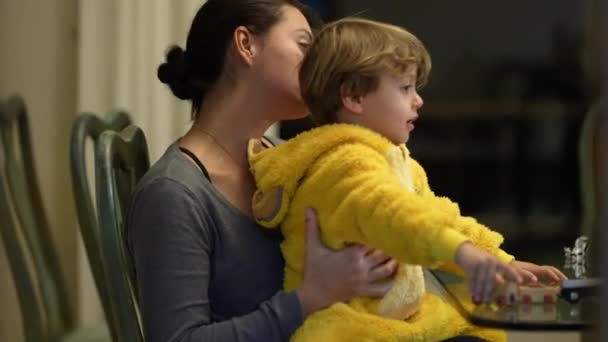 Uppriktig Mor Som Håller Ett Litet Pojkbarn Äkta Riktiga Mamma — Stockvideo