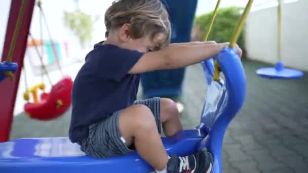 Menino Brincando Playground Criança Balançando Movimento — Vídeo de Stock