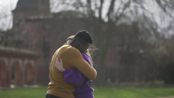 Casal Inter Racial Abraço Empático Jovem Conexão Romântica Com Parceiro — Vídeo de Stock