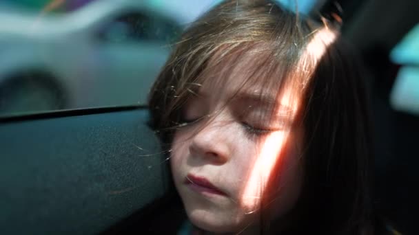 Menina Pequena Criança Fechando Olhos Enquanto Viaja Carro Transporte Menina — Vídeo de Stock