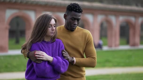 Siyah Adam Kız Arkadaşını Teselli Ediyor Bunalımlı Ortak Çeşitlilik Kavramı — Stok video