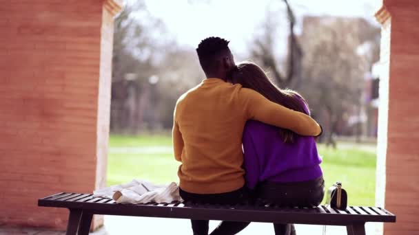 Amigo Abraçando Namorada Homem Negro Colocando Braço Torno Menina Sentada — Vídeo de Stock