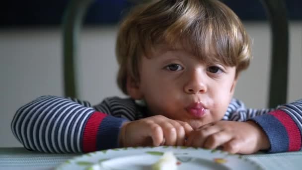 Niño Comiendo Fruta Melón Limpiando Boca Con Camisa — Vídeos de Stock
