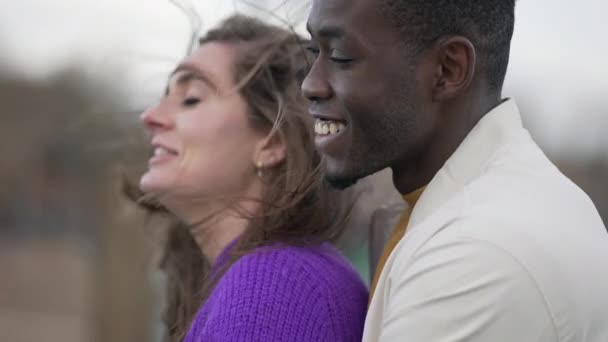 Gelukkig Millennial Interraciale Paar Staan Buiten Lachen Glimlachen — Stockvideo
