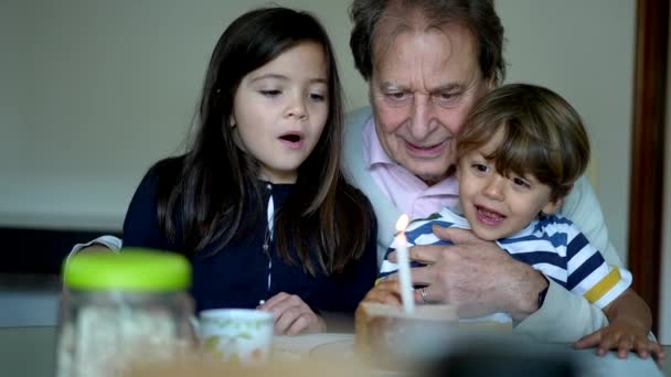 Feliz Sénior Soprando Velas Aniversário Com Crianças Avô Celebra Aniversário — Vídeo de Stock