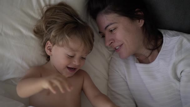 Madre Bebé Niños Pequeños Juntos Cama Mañana — Vídeos de Stock