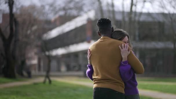 Beso Abrazo Interracial Hombre Negro Con Novia Besándose Abrazándose Amor — Vídeos de Stock