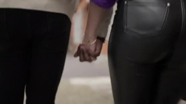 Irklar arası aşıklar el ele tutuşuyorlar.