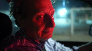 Son sınıfların portresi, gece kırmızı ışıkta bekliyor.