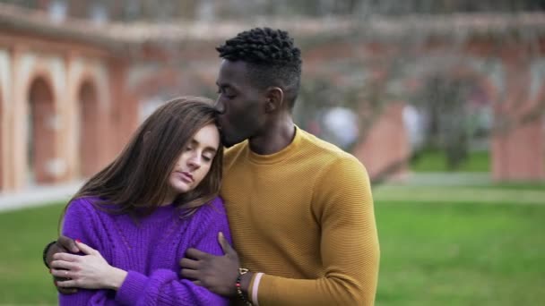Erkek Arkadaş Üzgün Kız Arkadaşı Teselli Ediyor Irklar Arası Çift — Stok video