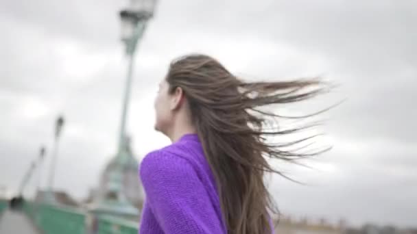 Interraciaal Koppel Hand Hand Vrouw Leiden Vriend — Stockvideo