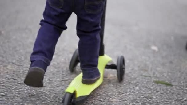 Дитина Тоддлер Їде Три Колеса Іграшкового Скутера Парку — стокове відео