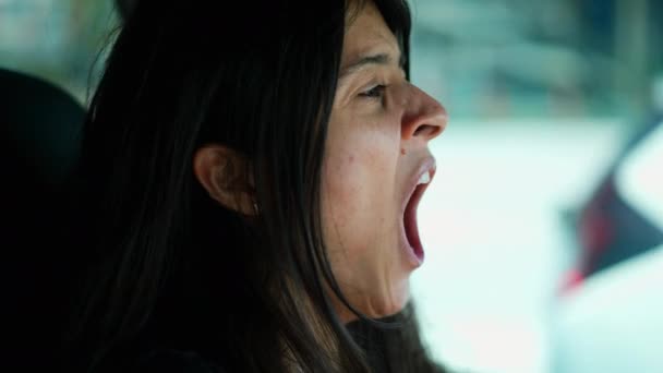 眠そうな運転手が顔を閉じて叫んでいる 道路を走っている疲れきった女はあくびをする — ストック動画