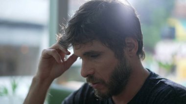 Düşünceli adam çözüm düşünüyor. Düşünceli bir insan zor problemi çözmeye çalışıyor. Kafede oturmuş anıları hatırlamaya çalışan biri.