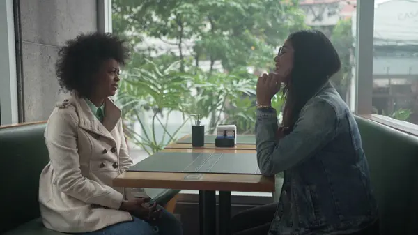 Két Fiatal Változatos Kávézóban Beszélgetni Emberek Kávézóban Beszélgetnek Egymással — Stock Fotó