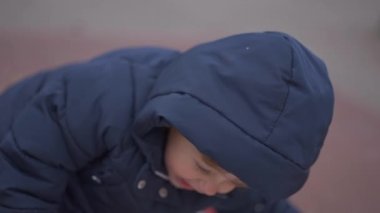 Mutlu bebek çocuk kış mevsiminde gülümsüyor ve gülüyor.