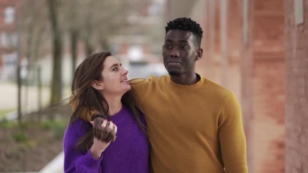 Interraciale Relatie Zwart Man Armen Rond Vriendinnen Lopen Samen Buiten — Stockvideo