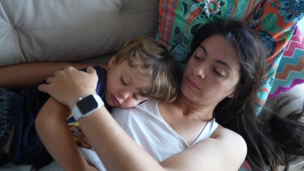 Μητέρα Ξαπλωμένη Στο Κρεβάτι Τον Μικρό Γιο Παιδί Αγκαλιάζει Μικρό — Αρχείο Βίντεο