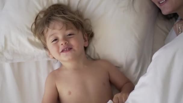 Adorable Bébé Tout Petit Sous Les Draps Lit Jouer Cacher — Video