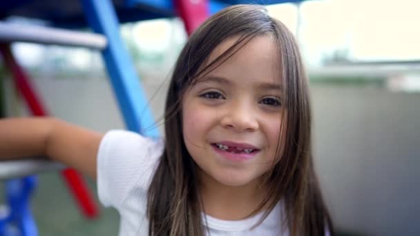 Porträt Eines Kleinen Mädchengesichts Das Mit Fehlenden Zähnen Die Kamera — Stockvideo