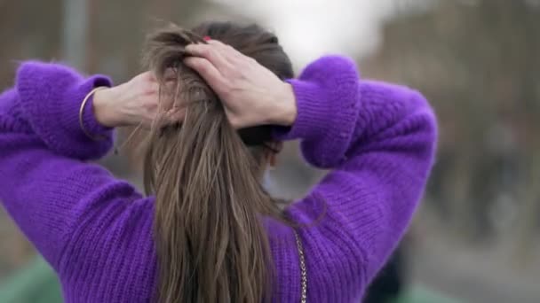 Задняя Часть Женщины Регулирует Волосы Прогуливаясь Снаружи — стоковое видео