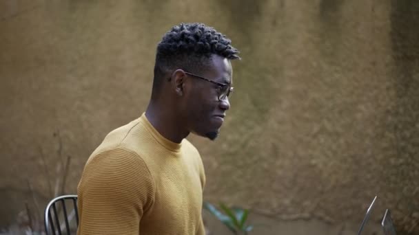 Inteligente Joven Negro Africano Trabajando Desde Casa Frente Computadora Portátil — Vídeos de Stock