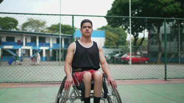 Tekerlekli sandalyedeki Brezilyalı bir sporcu basketbol sahasında kameraya bakıyor.