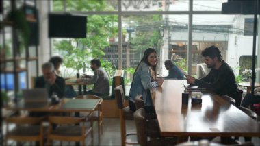 Kafenin içinde insanlarla birlikte. Kafe lokantasında erkek ve kadınlar var.