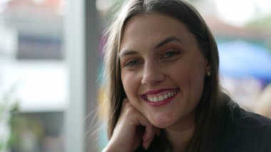 Kameraya gülümseyen mutlu genç kadın portresi. 20 'li yaşlarda kameraya gülümseyen bir kız.