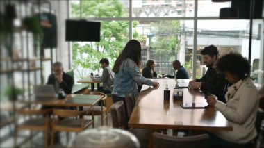 Kahve dükkanındaki müşteriler. Kafe restoranındaki erkek arkadaşına espresso getiren bir bayan arkadaş.