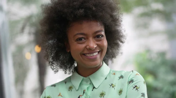 Egy Fekete Afro Amerikai Portréja Aki Kamerát Nézi Mosolyogva Boldog — Stock Fotó