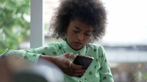 Egy Afro Amerikai Telefonál Kávézóban Egy Őszinte Fekete Bámulja Okostelefon — Stock Fotó