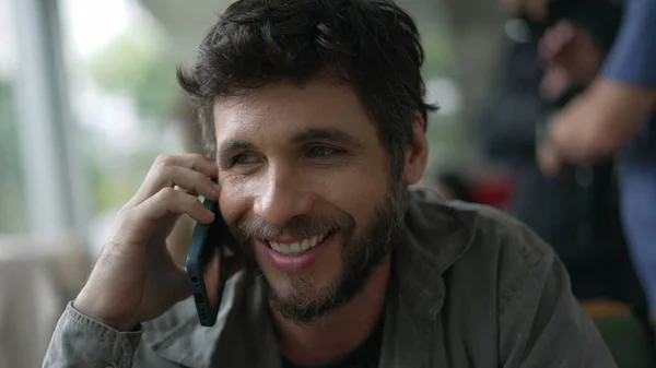 남자가 휴대폰을 말하고 스마트폰을 미소짓는 의사소통을 현대의 — 스톡 사진