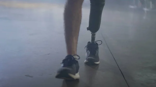 带着假腿在室内行走的残疾人 截肢者带着假腿走路 — 图库照片