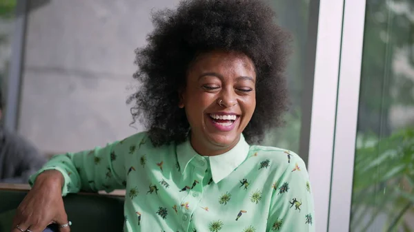 Egy Fiatal Fekete Nevet Mosolyog Egy Boldog Afro Amerikai Lány — Stock Fotó