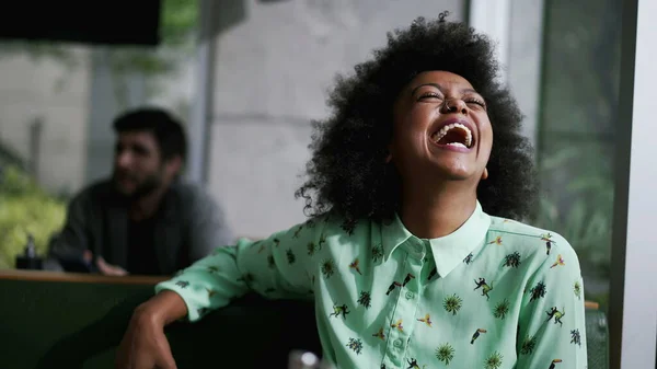 Vidám Afro Amerikai Kávézóban Hangosan Nevet — Stock Fotó