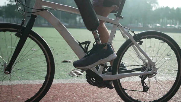 Person Prosthetic Leg Riding Bicycle Outdoors Disabled Athlete Rides Bike — Stock Photo, Image