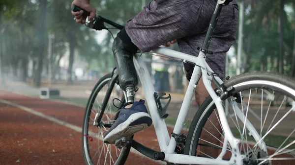 Інвалідний Підсилювач Велосипеді Носить Протезну Ногу Стоянці — стокове фото