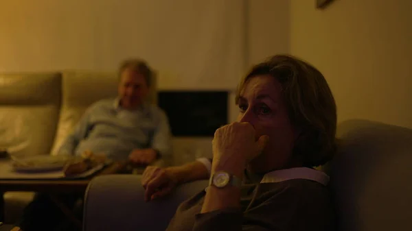 Generasi Baby Boomer Menonton Televisi Ruang Tamu Orang Tua Yang — Stok Foto
