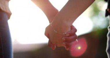 İki el güneş ışığında birleşiyor.