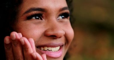 Meditasyondaki Afrikalı kız. Bir kadın kapanıyor, bir açıyor, gülümsüyor, mutlu.