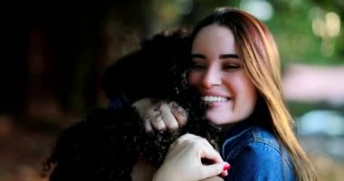 İki en iyi arkadaş tanışıp sarılıyor, arkadaşlık kavramı buluşuyor.