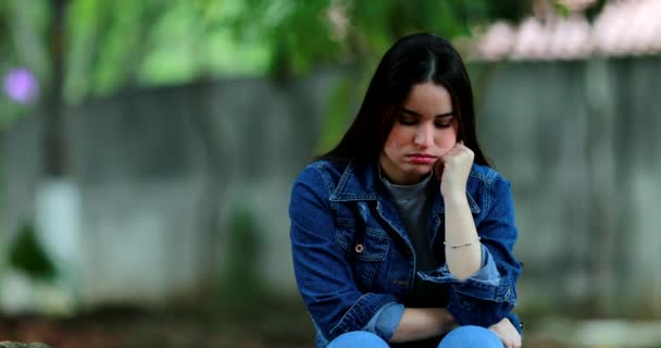 沮丧的年轻女人感到后悔和糟糕的回忆 — 图库视频影像
